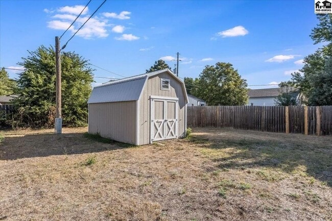Building Photo - Beautiful 4-Bedroom, 1.5 Bathroom Home