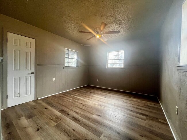Building Photo - Home in Slaton