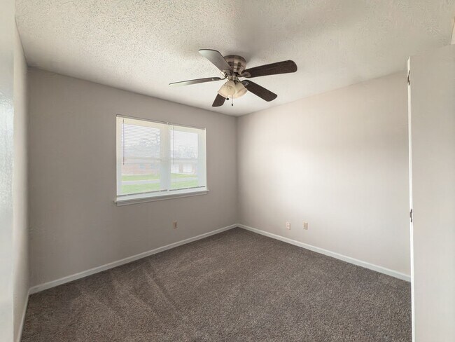 Building Photo - 2523-2523 E Morris Dr