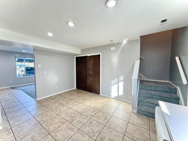 Building Photo - 3 Bedroom Layton Townhome Available Now