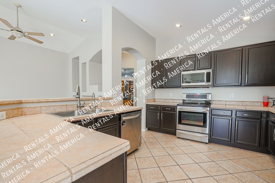 Building Photo - 703 W Canary Way