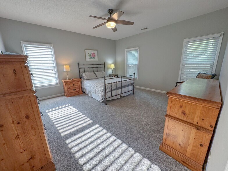 Building Photo - 1088 Colony Dr