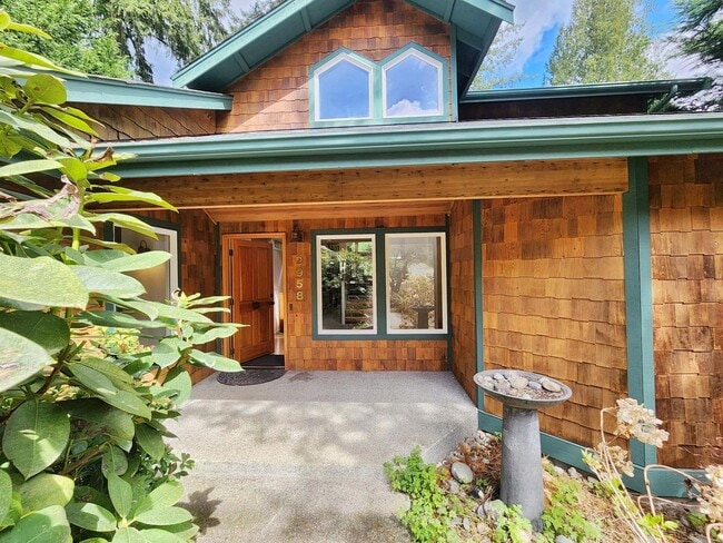 Building Photo - Beautiful 3 Bed 2.5 Bath Waterfront Home in Sammamish