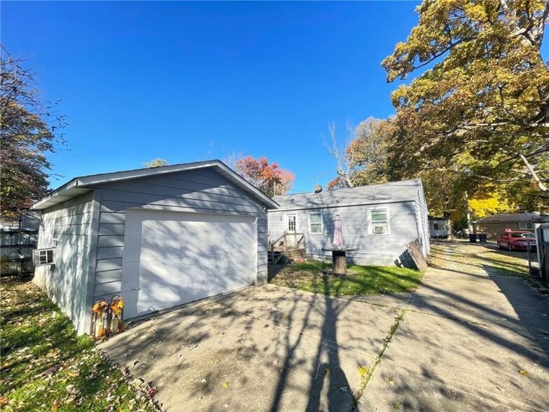Garage behind home - 2617 E 6th St