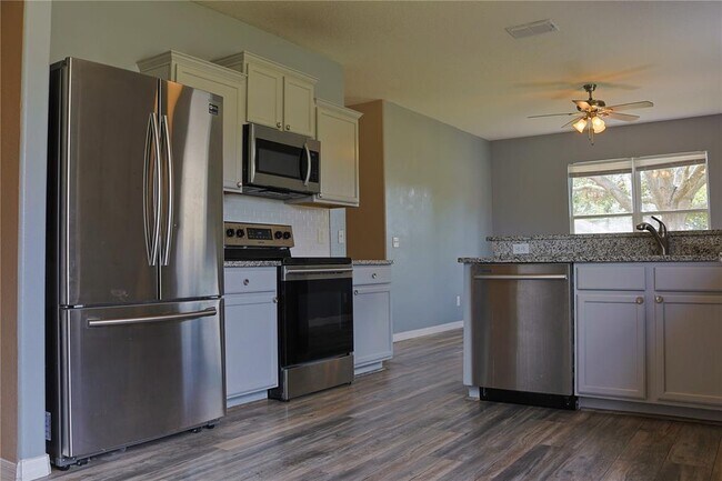 Building Photo - 558 Knollwood Dr