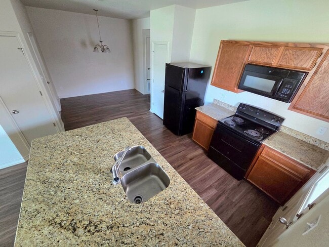 Building Photo - AVAILABLE NOW! (SECTION 8 ACCEPTED)