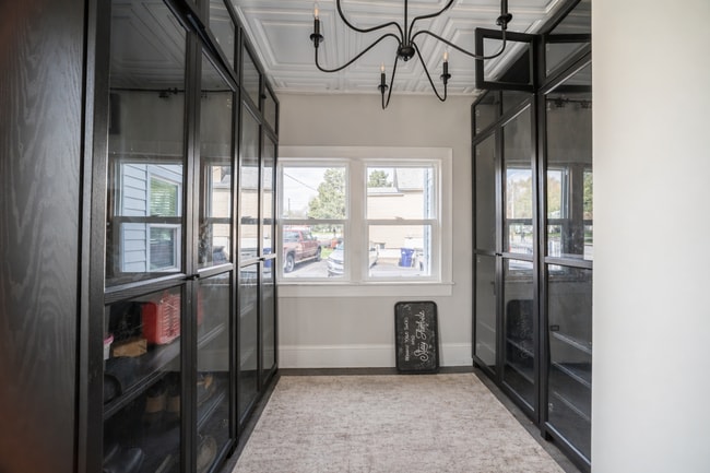 Building Photo - 714 Villa St