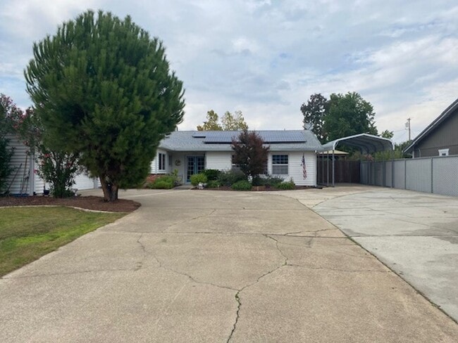 Building Photo - Beautiful Home w/ Pool