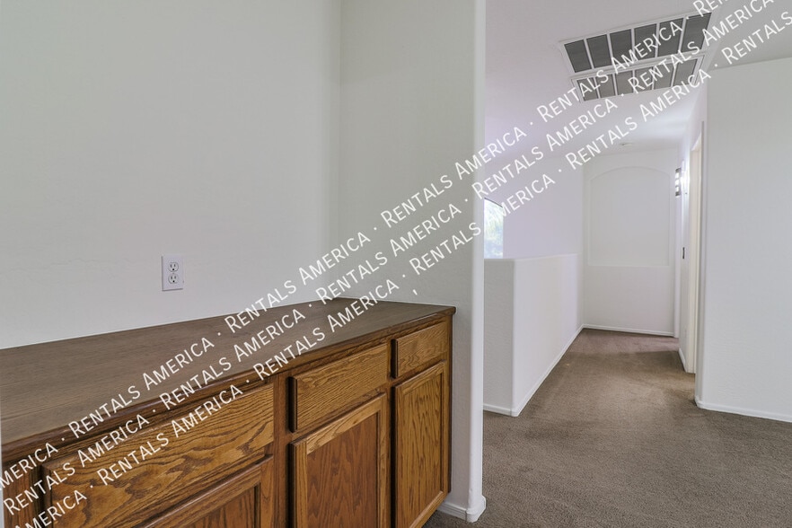 Building Photo - 10606 W La Reata Ave