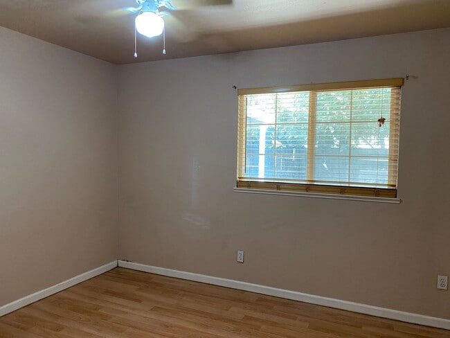 Building Photo - 3 Bedroom 2 Bath Home
