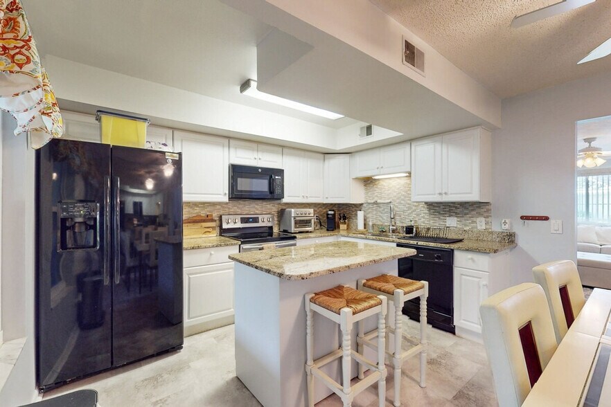 Building Photo - 65 Marco Villas E