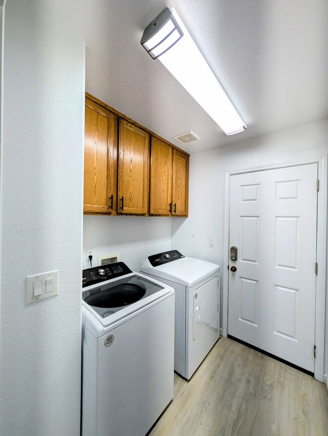 Building Photo - BEAUTIFUL SINGLE FAMILY HOME IN FOLSOM!