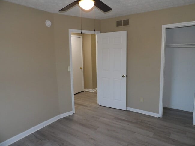 Building Photo - 217 Landings Dr