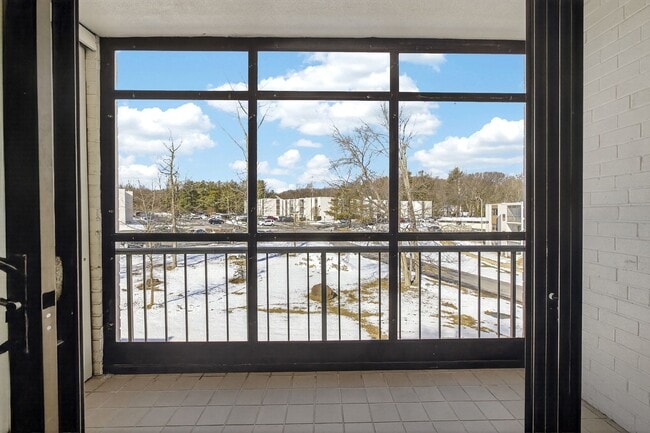 Building Photo - 1 Bedroom Condo Walking distance to UofD  Showing Sunday 3/22 10am-10:15