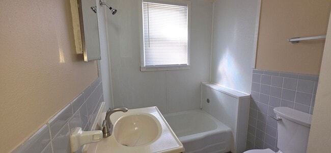 Building Photo - Link 826/830