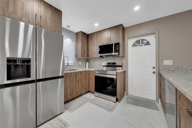 Building Photo - 7762 Plantation Blvd