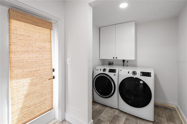 Building Photo - 4543 Carson St NE