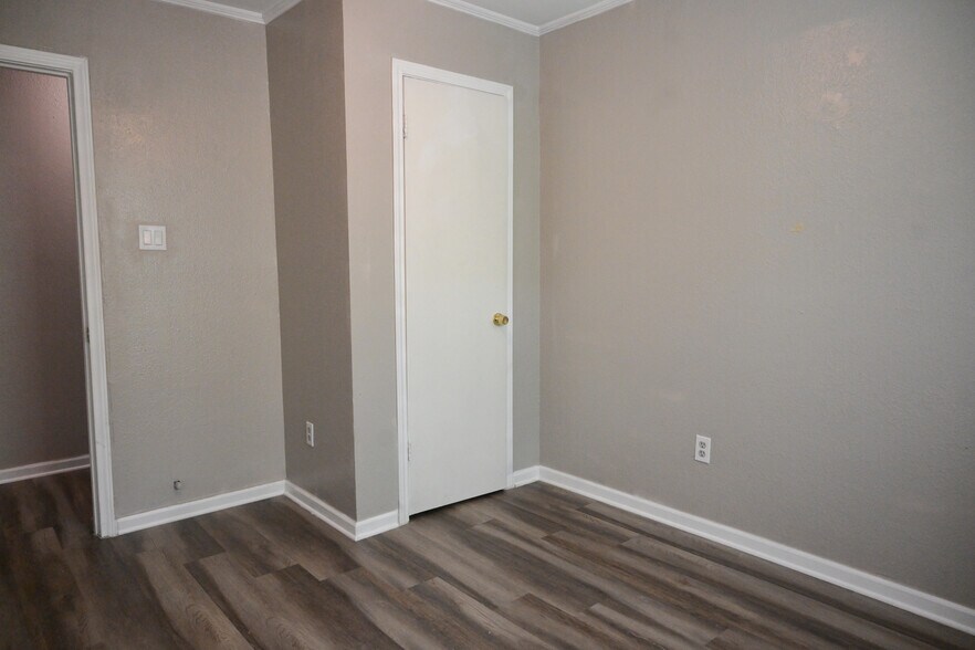 Building Photo - 2025 Texas Ave