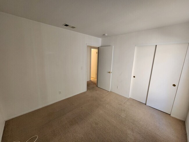 Building Photo - Cozy 3Bed/2Bath/2Car Residence located in North Las Vegas!