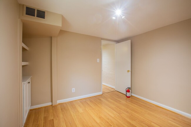 Building Photo - Lovely 1 BR/1 BA Condo in Dupont Circle!