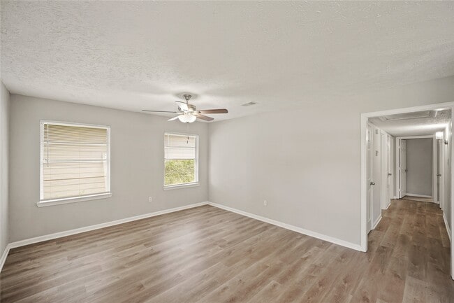 Building Photo - 5822 Glenhurst Dr