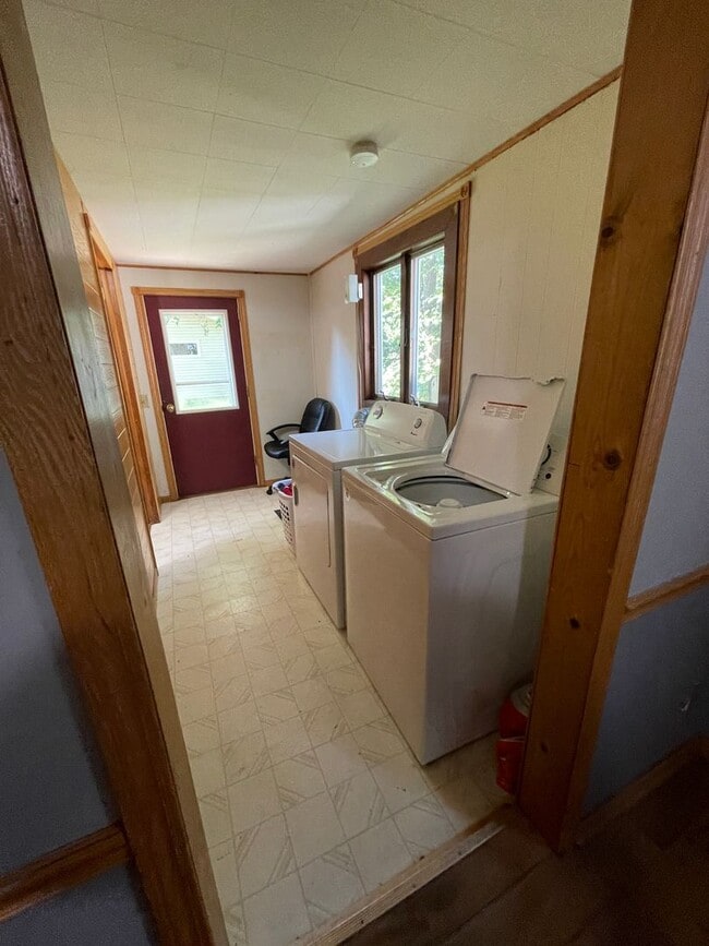 Building Photo - Three Bedroom House Near Campus