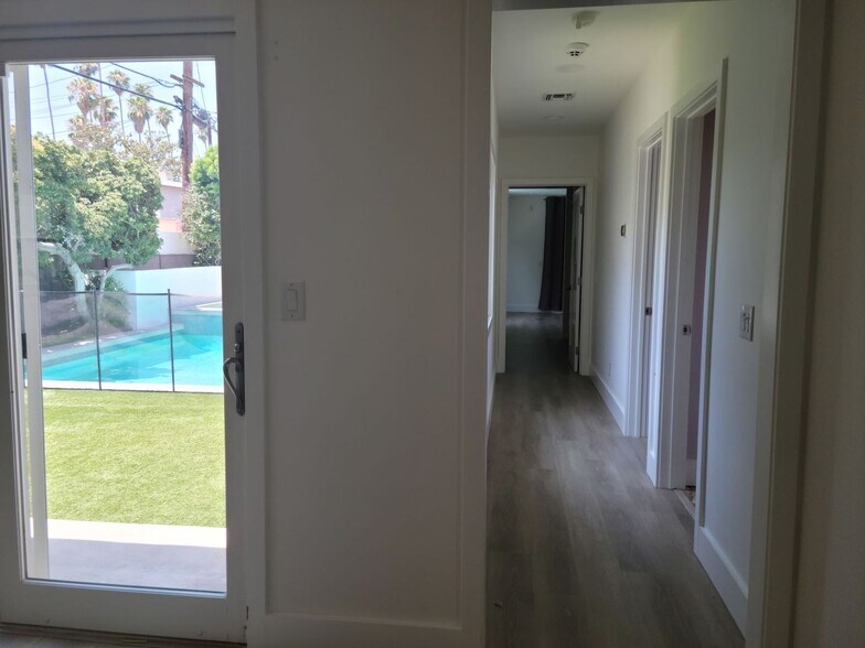 Building Photo - Stunning Remodeled 4 Bedroom House with Large Front Yard, Garage, Pool & Spa in Studio City!