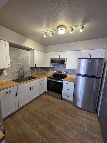 Building Photo - 1749 E Pepper Cir