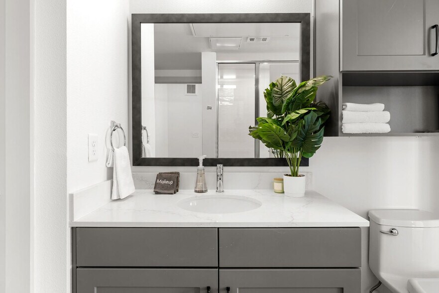 Building Photo - 1301 Leah Ave