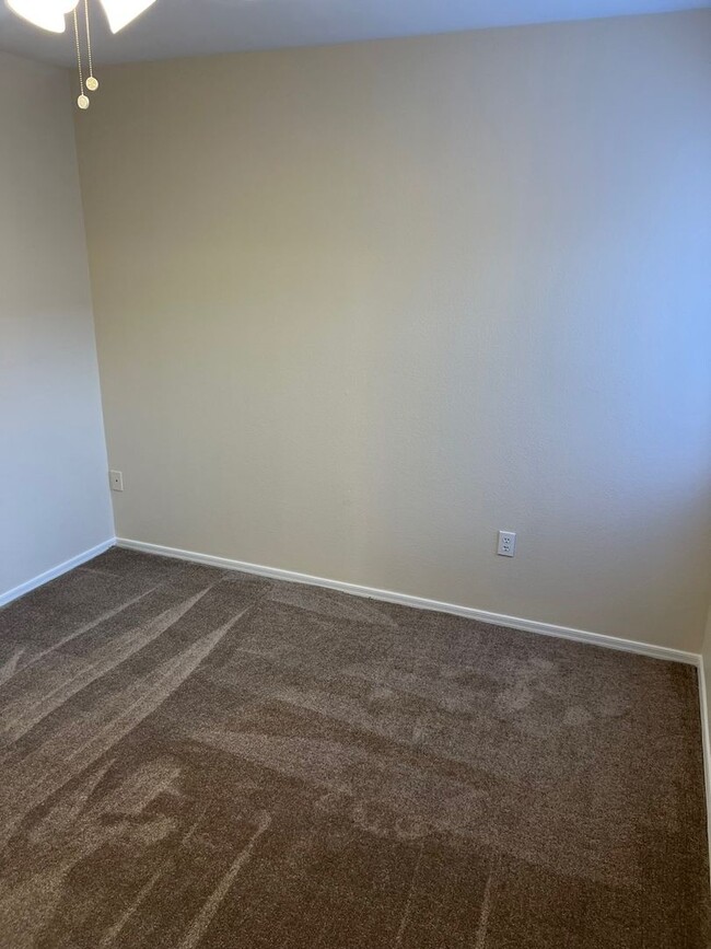 Building Photo - Move in Quick! 2 Bedroom Townhome in Sun C...