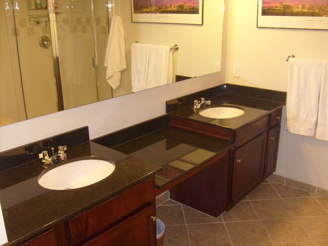 Building Photo - One Bedroom Condo Overlooking the James Ri...