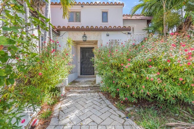 Building Photo - 5661 Pine Tree Dr