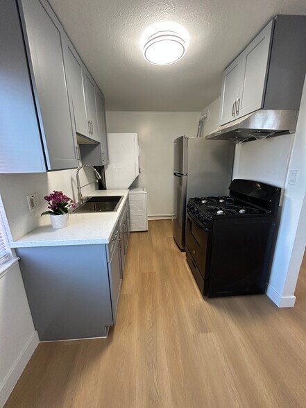 Building Photo - 574 W Hedding St