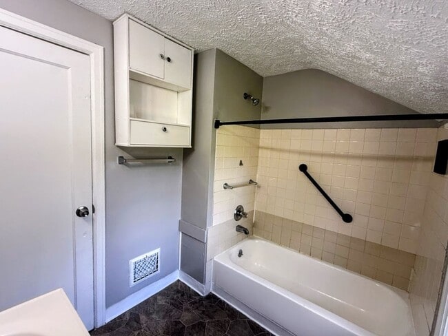 Building Photo - 3 bedroom 1 bath single family home for rent - Akron OH