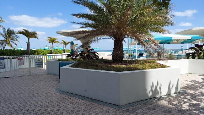 Building Photo - 3140 S Ocean Dr