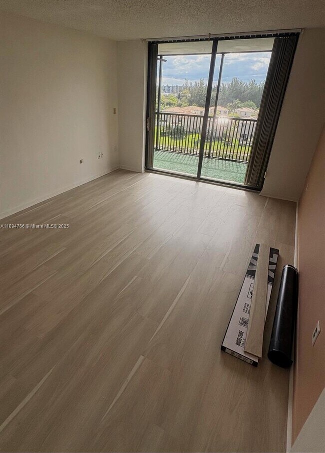 Building Photo - 900 NE 195th St