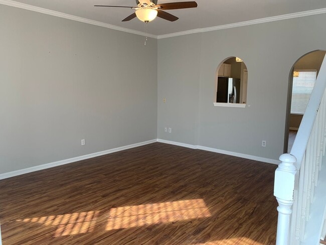 Building Photo - Renovated 2 Bed, 1.5 Bath Townhome w/ Comm...