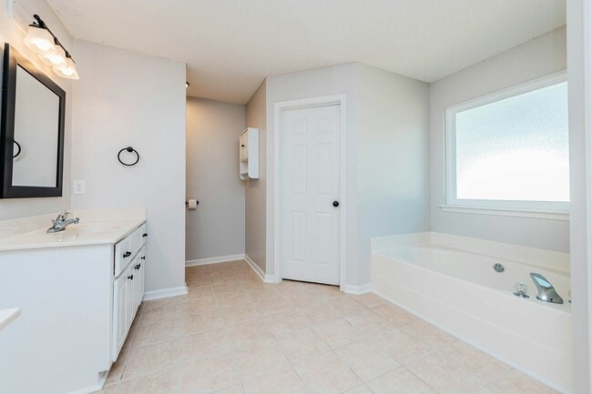 Building Photo - 104 Lupine Way