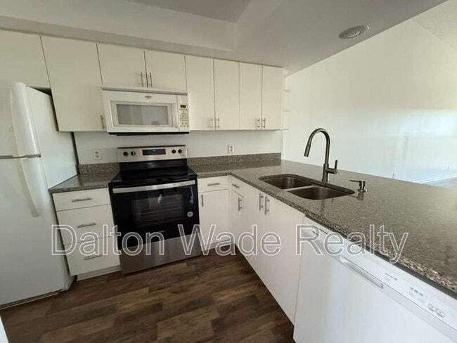 Building Photo - 2045 Sunset Grove Ln