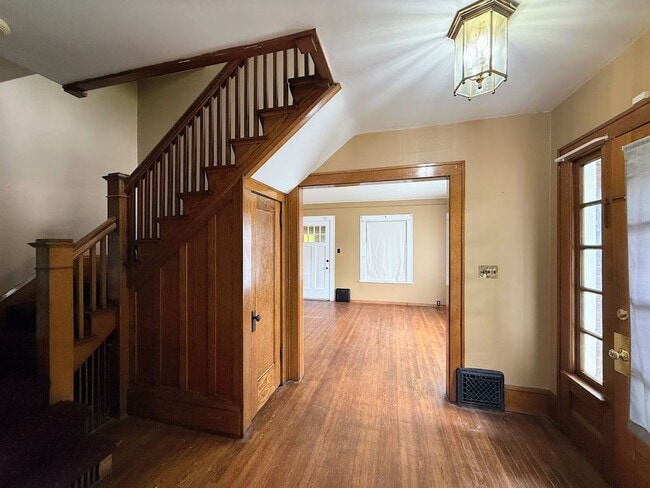 Building Photo - Three bedroom one bathroom home for rent