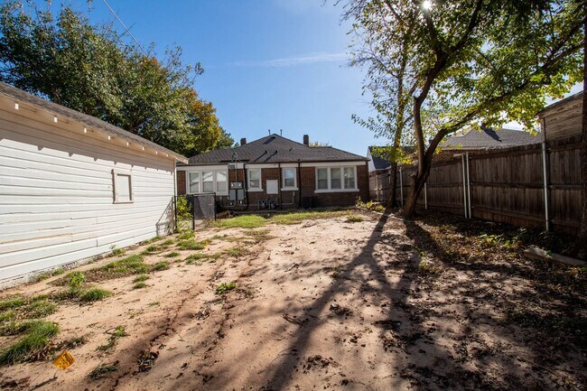 Building Photo - Beautiful Remodeled 1BD/1BTH Home In Crestwood Minutes away from the Highway!