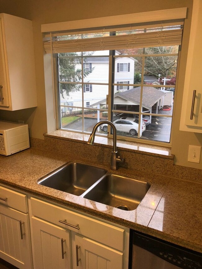 Building Photo - 3bd/2ba Issaquah Condo