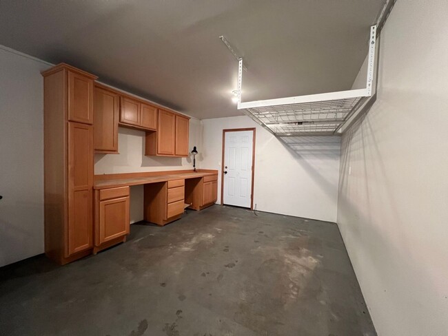 Building Photo - Spacious 2 Bed 2.5 Bath Townhome with Atta...