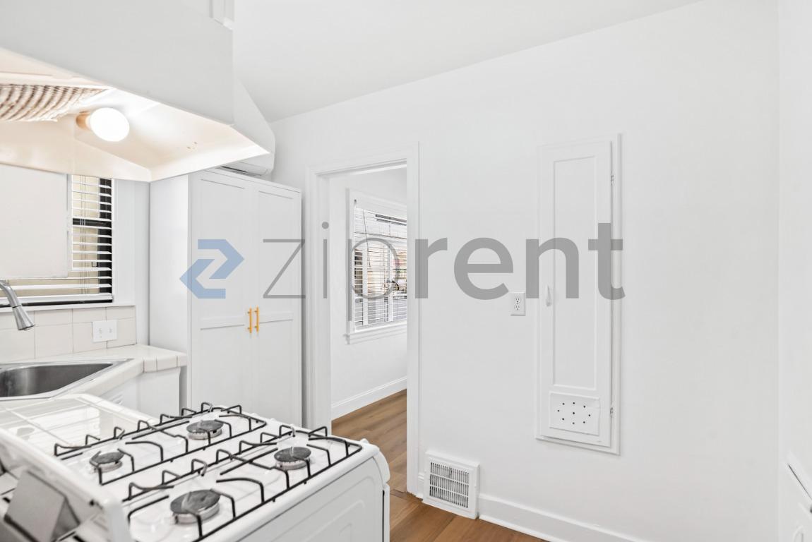 Building Photo - Unit 1