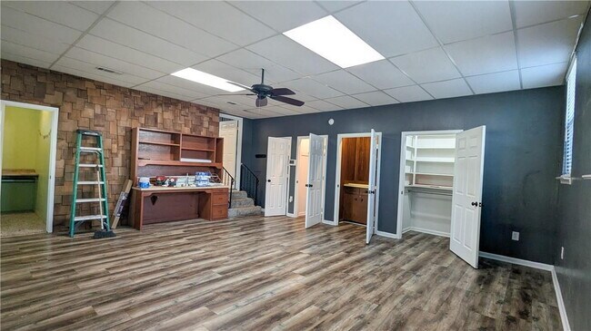 Building Photo - Charming 3-Bed, 2-Bath Oasis on West 6th Street - Spacious 2,685 Sq Ft Home in McGregor, TX!