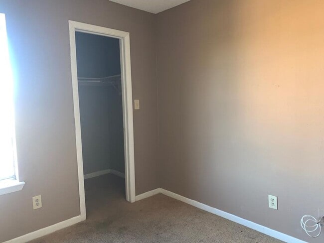 Building Photo - Excellent 2 bed / 1 bath within Regency Ga...