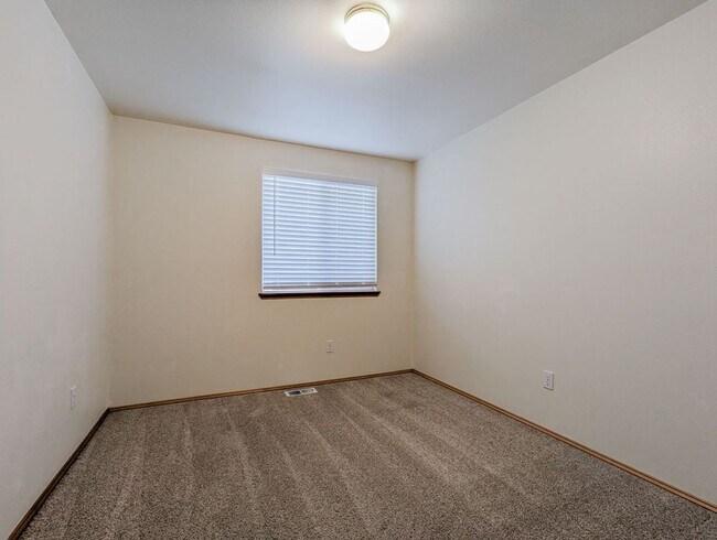 Building Photo - Beautiful 3 bed, 2 bath Rambler with fully...