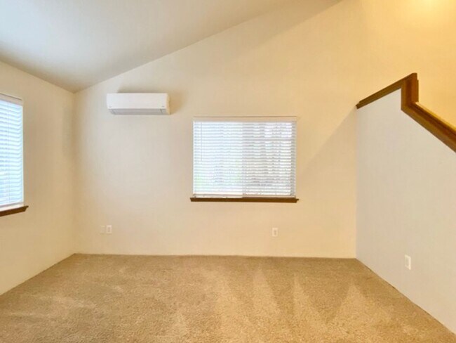 Building Photo - Quaint 2BR 1.5BA Condo in the Vineyards