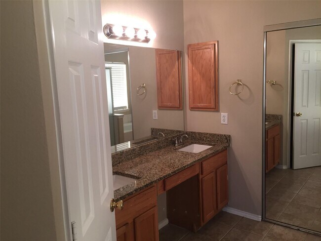 Building Photo - 3600 Lombardy Dr