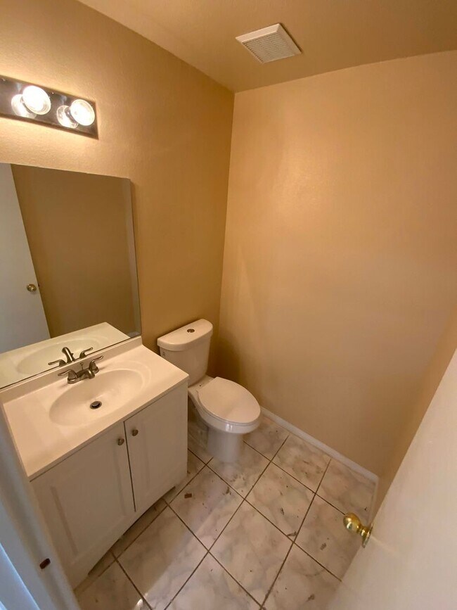 Building Photo - HCVP CONSIDERED! CUTE TOWNHOME NEARBY NELL...